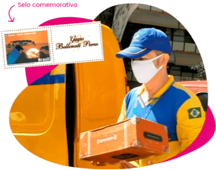 Imagem de um carteiro dos correios com um pacote da mão