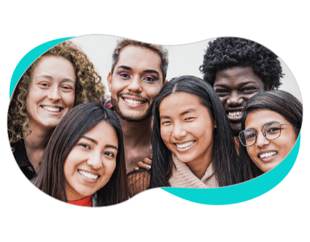 Imagem de várias pessoas sorrindo