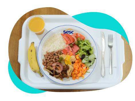 Imagem de uma bandeja contendo um prato de comida, frutas e talheres