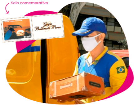 Imagem de um carteiro dos correios com um pacote da mão