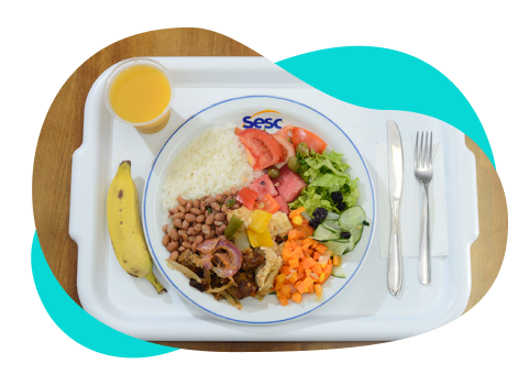Imagem de uma bandeja contendo um prato de comida, frutas e talheres